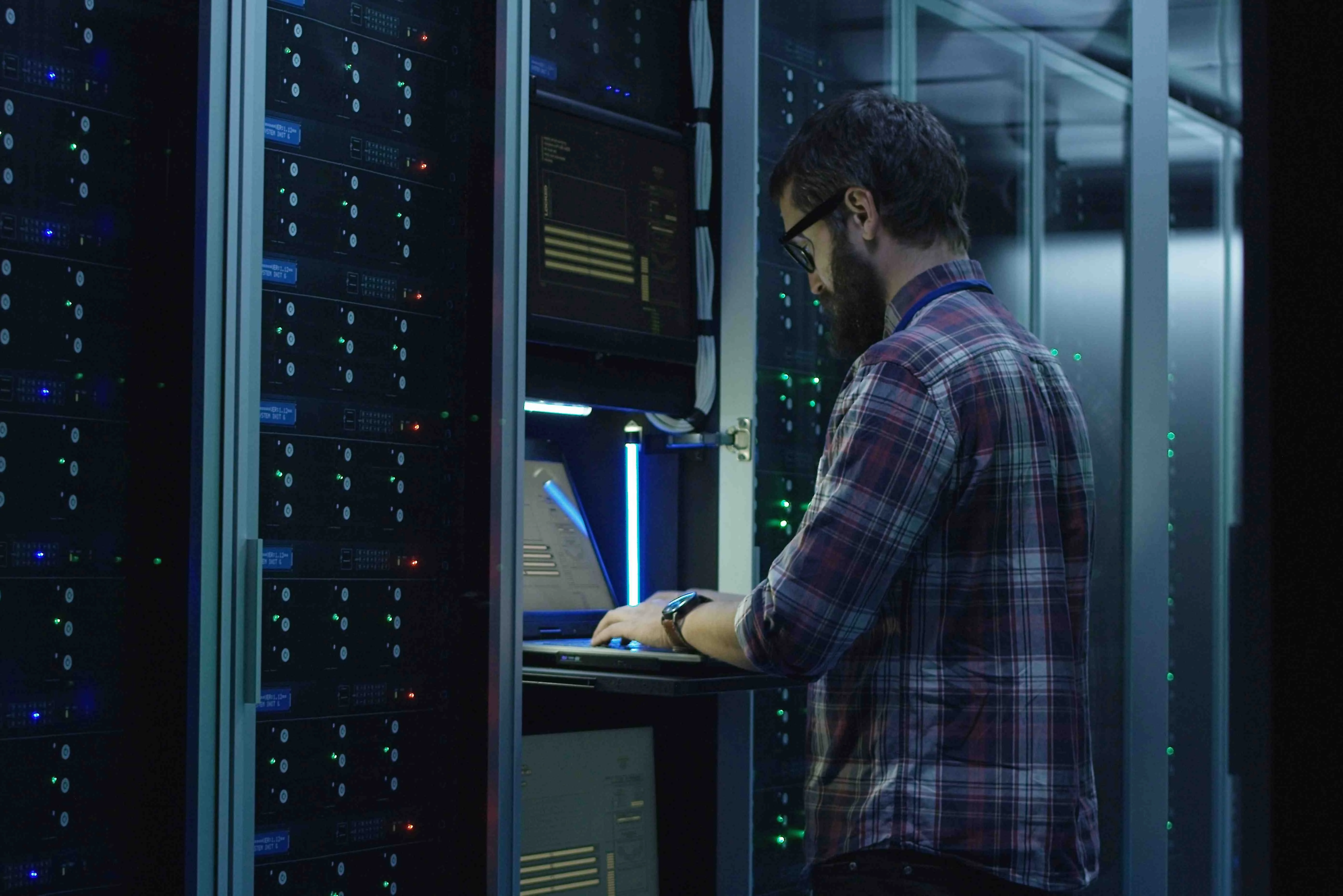 Arquitetura de proteção integrada para data centers: como estruturar segurança eletrônica em ambientes críticos